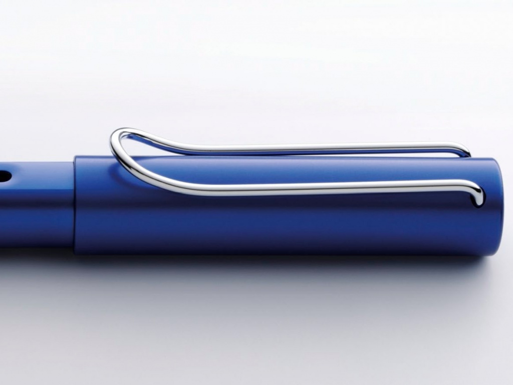 Шарнирный подвижный клип ручки Lamy al-star, зафиксированный на кармане джинсов