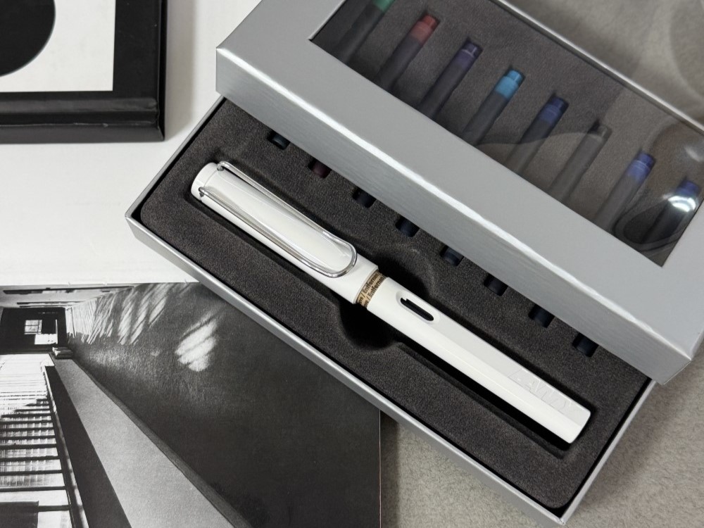 Набор LAMY SAFARI, White/Белый (перьевая ручка + картриджи) купить в интернет-магазине SmartDesign Набор LAMY SAFARI, White/Белый (перьевая ручка + картриджи) купить в интернет-магазине SmartDesign