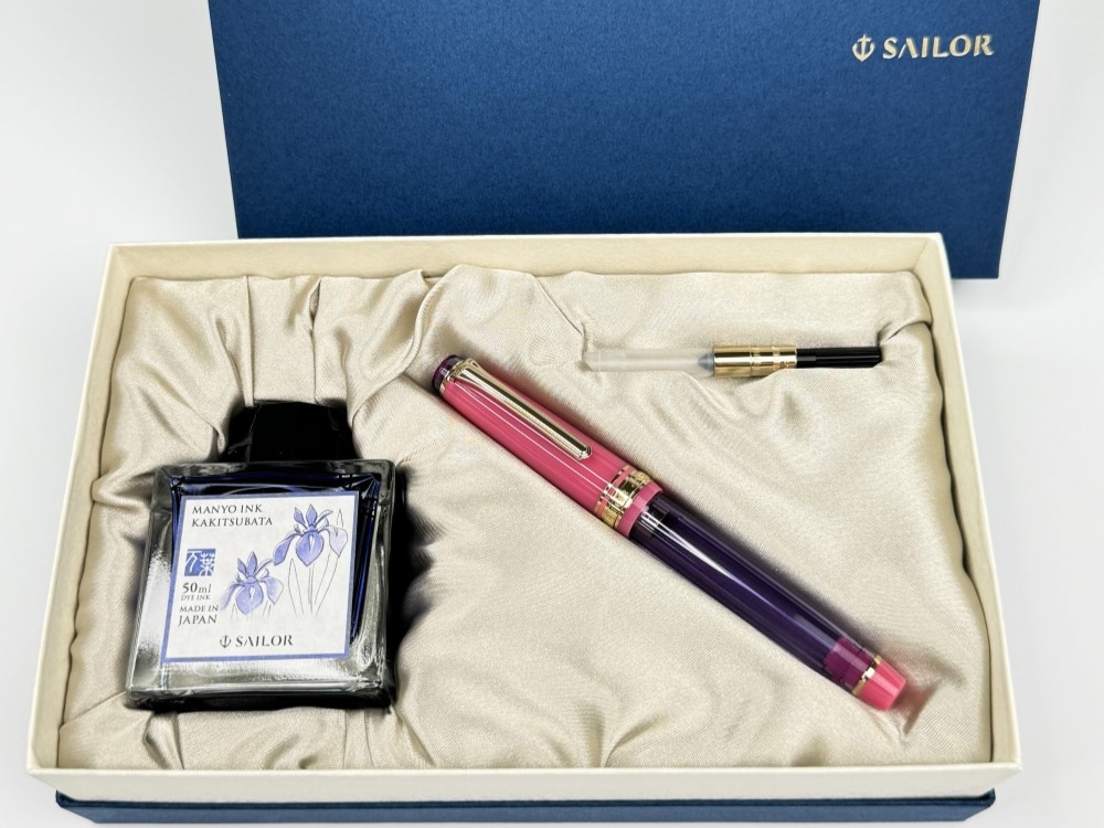 Набор в подарочной коробке - розовая перьевая ручка Sailor Professional Gear Slim