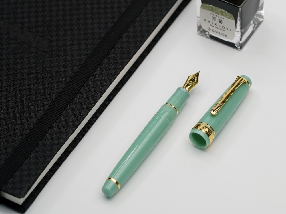 Премиальная перьевая ручка SAILOR PRO GEAR SLIM SHIKIORI FAIRY TALE, GT 14K, Dragon palace/Светло-зеленый, купить в интернет-магазине SmartDesign Премиальная перьевая ручка SAILOR PRO GEAR SLIM SHIKIORI FAIRY TALE, GT 14K, Dragon palace/Светло-зеленый, купить в интернет-магазине SmartDesign