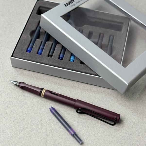 Набор LAMY SAFARI, Scarlet/Фиолетовый (пурпурный) (перьевая ручка + картриджи)
