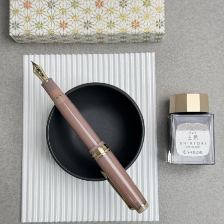 Набор SAILOR: перьевая ручка PRO GEAR SLIM JAPANESE SWEETS, Manju/Розово-бежевый, GT 14K, + Чернила SHIKIORI, Doyou