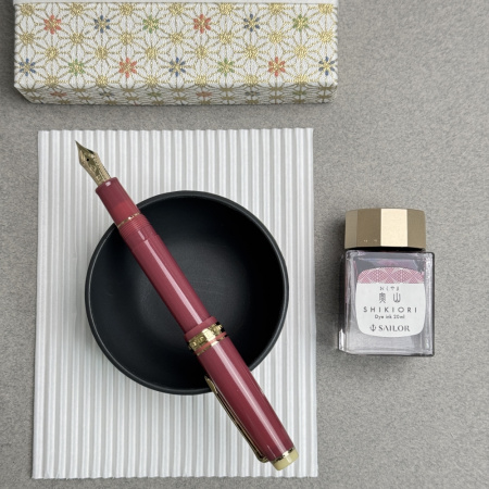 Набор SAILOR: перьевая ручка PRO GEAR SLIM JAPANESE SWEETS, Nerikiri/Темно-розовый, GT 14K, + Чернила SHIKIORI, Okuyama