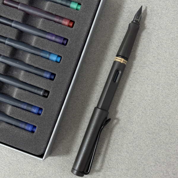Набор LAMY SAFARI, Umbra/Умбра (перьевая ручка + картриджи)