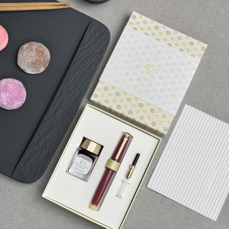 Набор SAILOR: перьевая ручка PRO GEAR SLIM JAPANESE SWEETS, Nerikiri/Темно-розовый, GT 14K, + Чернила SHIKIORI, Okuyama