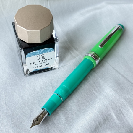 Набор SAILOR: перьевая ручка PRO GEAR, Aurora Borealis, RT 14K, + Чернила SHIKIORI, Yamadori