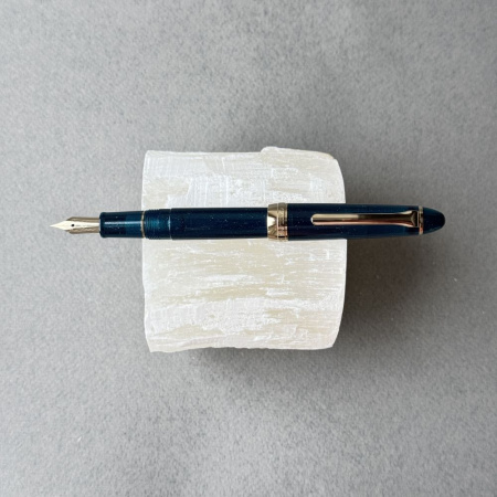 Ручка перьевая SAILOR SHIKIORI KUSA ASOBI, Gold IP still nib, Yukiusagi/Изумрудный